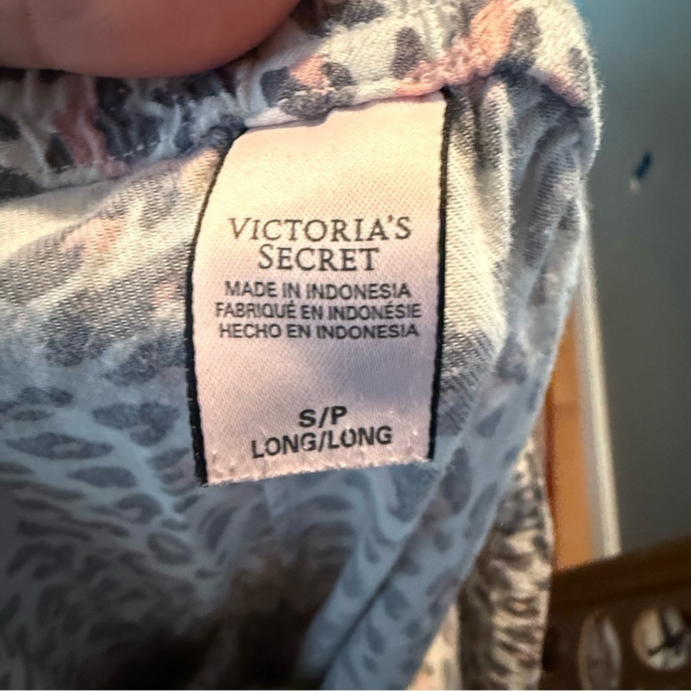 Victoria's Secret Leopard Print 2 Piece Pajamas Button Up Top Elastic/Tie Bottom - Picture 9 of 9